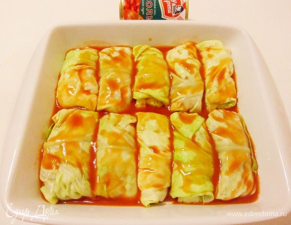 Затем вливаем жидкость из-под фасоли, кисточкой смазываем голубцы оставшимся оливковым маслом.