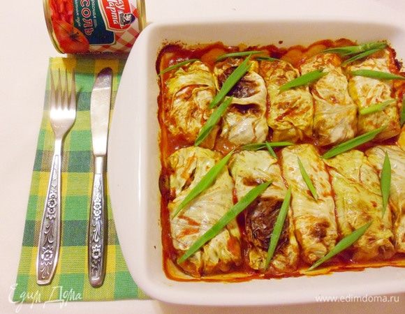 При подаче украсить голубцы перьями зеленого лука.