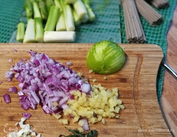 Спаржу очистить, нарезать на кусочки примерно 2 см длиной. Маленькую луковичку, зубчик чеснока и кусочек имбиря очистить и мелко порубить. Шампиньоны нарезать пополам. Параллельно поставить вариться собу.