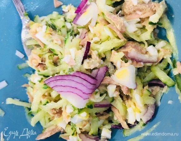 Лук нарезаем кольцами и разрезаем на четыре части, добавляем к салатной смеси.