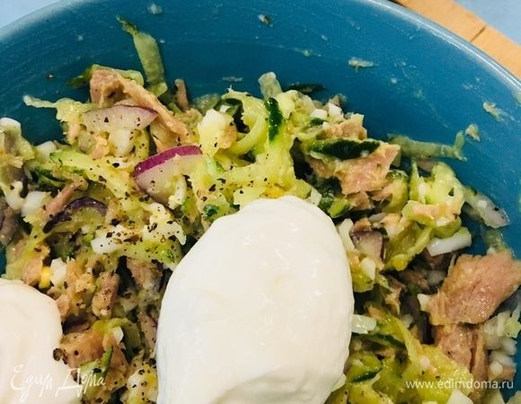 Добавляем соль, перец по вкусу и заправляем йогуртом.