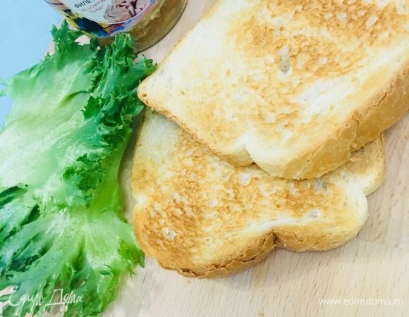 Хлеб готовлю в тостере, но можно на сухой сковороде или в мультипекаре, для одного бутерброда понадобится 2 куска.