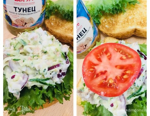 Затем выкладываем салатную смесь и нарезанные помидоры, сверху прикрываем вторым куском хлеба. Бутерброд готов!