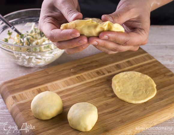 Защипните края пирожка.