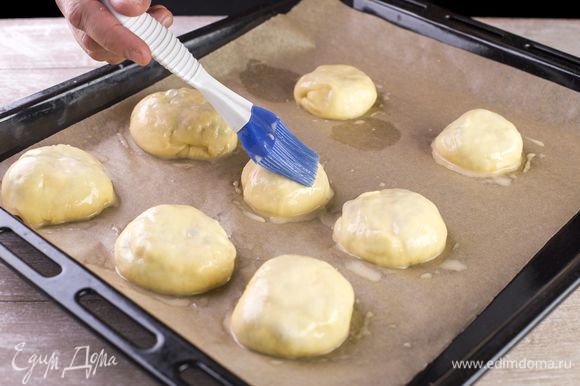 Смажьте пирожки желтком и запекайте в духовке при 180°C 20–25 минут.