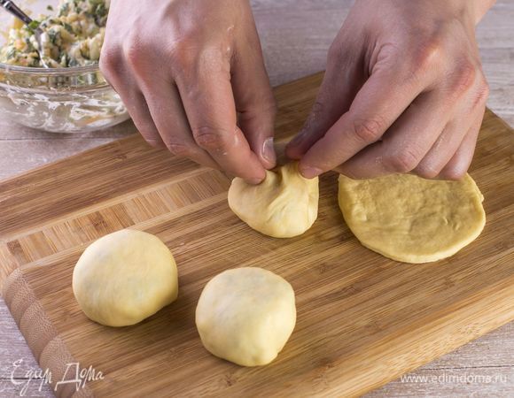 Соедините два конца пирожка, чтобы он получился круглым.