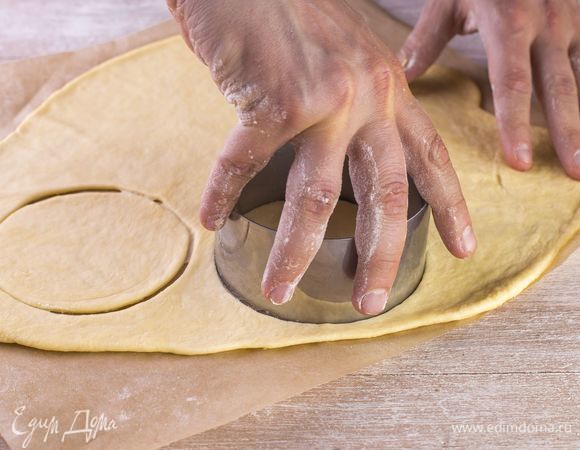 Раскатайте тесто тонким платом на пергаменте и с помощью формы вырежьте круги (основы под пиццы).