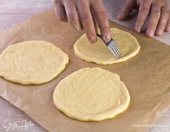 Наколите основы для пицц вилкой.
