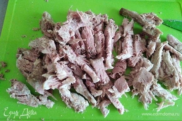 Отваренное и охлажденное мясо нарезать брусочками. Можете брать свинину или говядину, по своему вкусу.