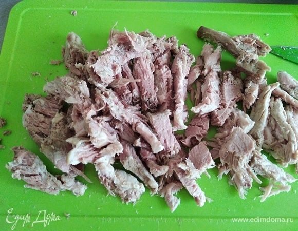 Отваренное и охлажденное мясо нарезать брусочками. Можете брать свинину или говядину, по своему вкусу.