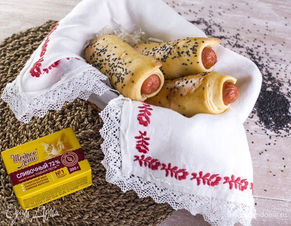 Выпекайте сосиски в тесте в духовке при 180°C примерно 30 минут. Приятного аппетита!<br />
 