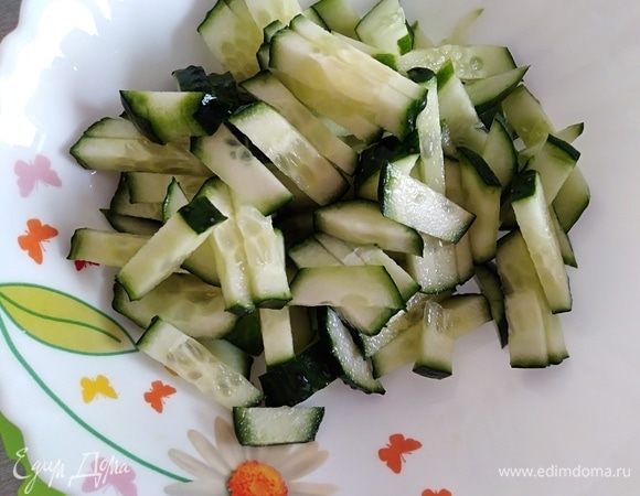 Огурцы нарезать соломкой.