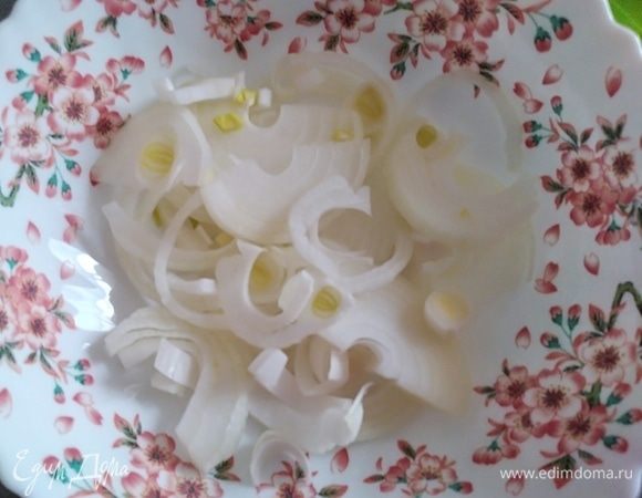 Лук почистить, нарезать полукольцами и замариновать в уксусе на 10 минут. Луковицу советую взять покрупнее.