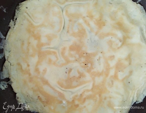 В это время приготовим яичные блинчики. Яйца взболтать, посолить и поперчить. Сковородку смазать растительным маслом и поджарить по очереди 4 яичных блинчика с обеих сторон.