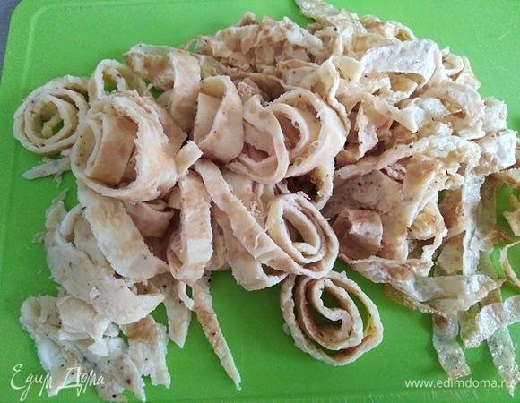 Блинчики свернуть в трубочку и нарезать соломкой.