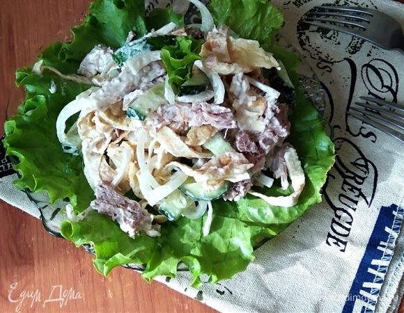 С лука слить уксус. Смешать все подготовленные продукты и заправить майонезом. Посолить и поперчить по вкусу. Салат получился очень интересный, хотя и немного ингредиентов в составе. Угощайтесь!