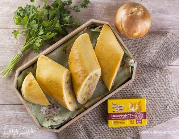 Готовый пирог немного остудите, нарежьте на порционные куски и подавайте к столу. Приятного аппетита!