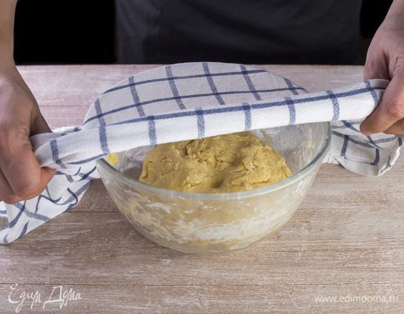 Замесите тесто, соберите в ком и положите в холодильник на полчаса.