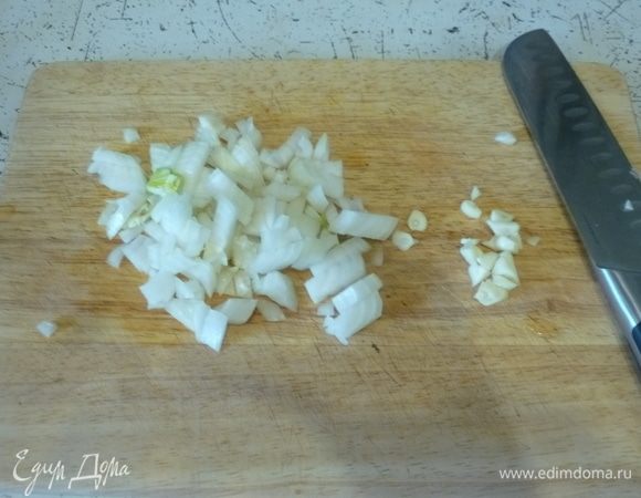 Лук и чеснок мелко нарезать.
