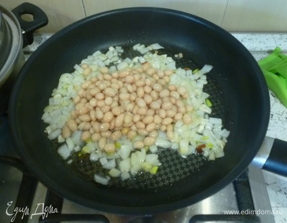 Добавить соус чили, фасоль ТМ «Фрау Марта».