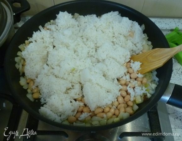 Добавить рис. Перемешать. Жарить, помешивая, еще минут 5.