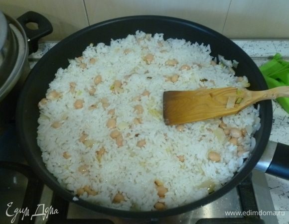 За пару минут до готовности немного увеличить огонь, утрамбовать рис, чтобы снизу образовалась хрустящая корочка.