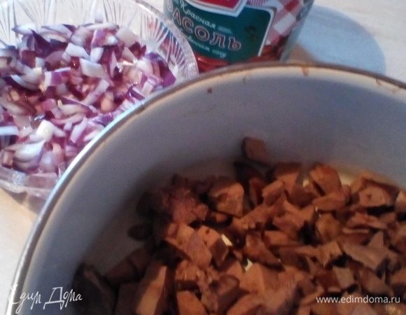 Куриную печень подготовить, закинуть в кипящую воду на 7 минут. После выловить на тарелку и оставить остужаться. Чистим и измельчаем (трем на терке) вареные яйца. Откидываем на дуршлаг фасоль в собственном соку ТМ «Фрау Марта». Остывшую печень мелко режем.