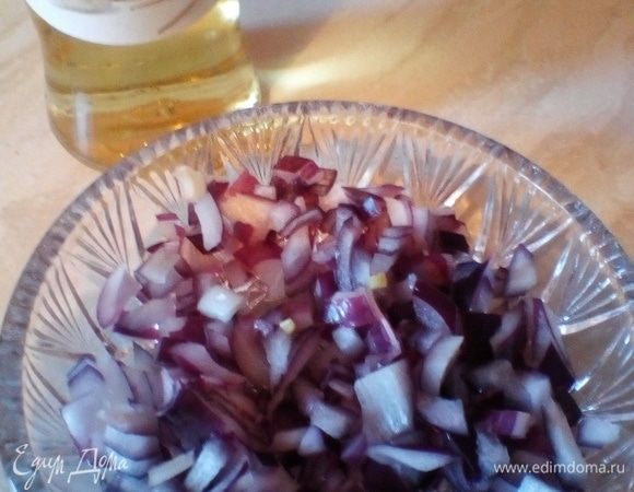 Нарезанный мелким кубиком красный лук заливаем уксусом, добавляя немного соли и сахара. У меня рисовый, в состав которого уже все это входит.