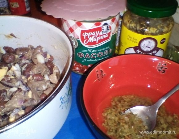 В пиале смешиваем растительное масло, мелко порубленные каперсы и горчицу, тщательно растираем. Собираем все ингредиенты в подходящую миску/плошку, немного солим (в состав фасоли уже входит соль, не переборщите!) и заливаем заправкой. Перемешали, дали немного времени «подружиться» всем составляющим нашего быстрого салата, и добро пожаловать за стол.