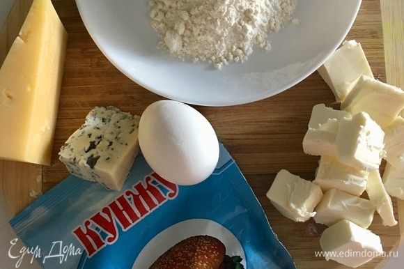 Испечем сперва сырную тарелочку — сабле, в которой будем подавать закуску. Отмерим сразу муку. Холодное сливочное масло порубить на кубики. Два вида сыра, одно яйцо и кунжут. Вот и все составляющие.