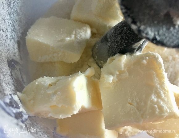 В чашу блендера просеять муку, щепотку соли и немного сахара для сбалансированного вкуса. Добавить кубики сливочного масла.