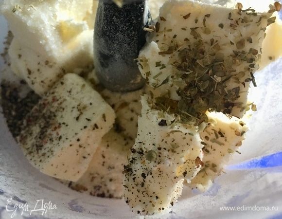 Туда же сразу добавить специи. Я использую свежемолотый черный перец и сухой орегано. Теперь пробиваем все блендером.