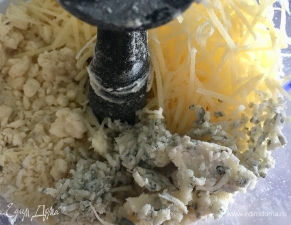 Получаем крошку наподобие панировочных сухарей. Добавляем два вида сыра и снова перемешиваем до однородности.