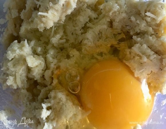 Вбиваем одно яйцо. Перемешиваем, получая гладкую массу.