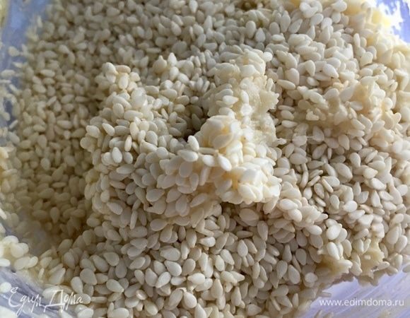 В последнюю очередь вводим кунжут и тщательно соединяем с остальными ингредиентами.