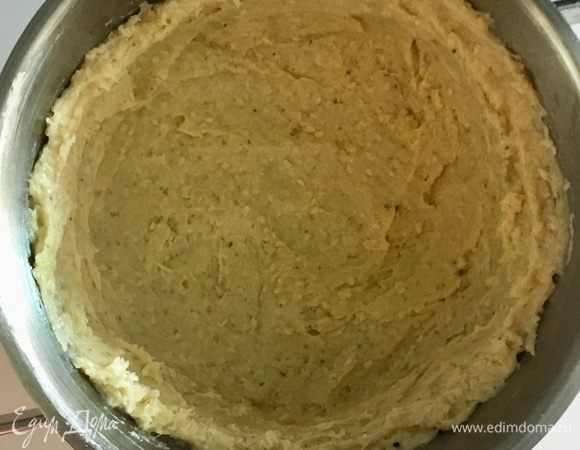 Берем форму в которой будем выпекать сабле. Немного смазать маслом и выложить дно тестом, формируя небольшие бортики. Убрать минут на 30 в морозилку. А спустя 30 минут поставить разогретую до 180°C духовку примерно на 25–30 мин. Это зависит от толщины изделия и мощности духовки. Следите за сырной тарелочкой.