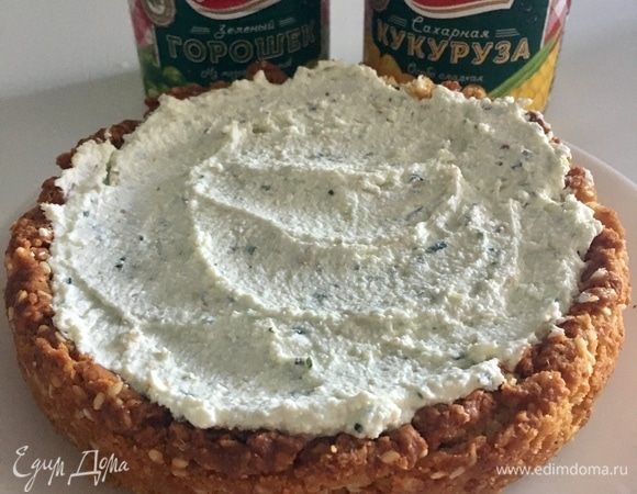 Одну треть творожной массы выложить на основу.