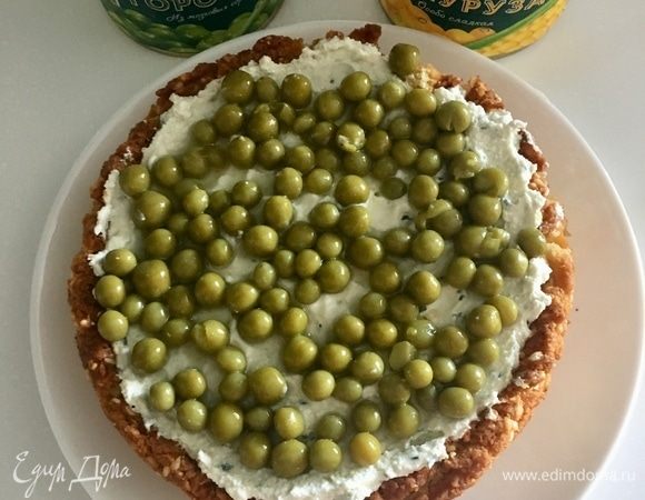 Сверху выложить слой сладкого зеленого горошка ТМ «Фрау Марта».