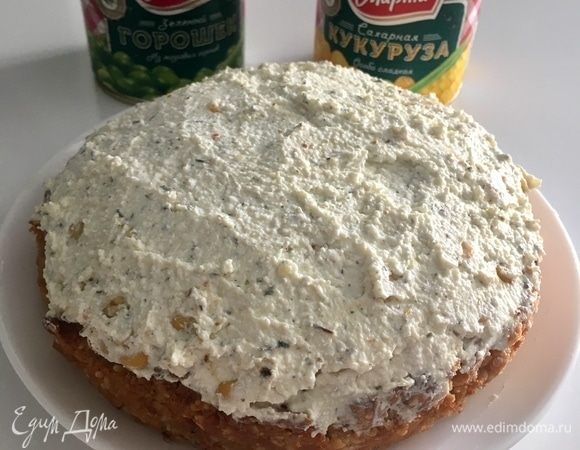 Поверх кукурузы также положить творожный слой и приступить к украшению верхушки нашей закуски.