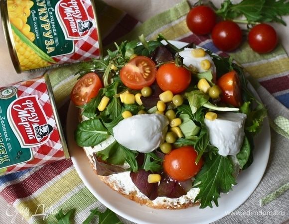 Я шапочку сделала в стиле легкого весеннего салата. Большая горсть салатного микса, помидорки черри, моцарелла мини. Обязательно по горсти кукурузы и горошка ТМ «Фрау Марта», чтобы поддержать их составляющую в начинке, и непременно легкая струйка ароматного оливкового масла. Все готово! Можно оставить на пару часов закуску в холодильнике, но я подавала сразу.