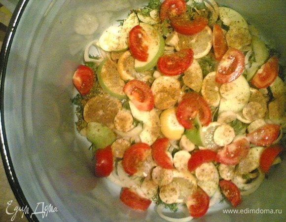 Последовательно укладываем фрукты-лук-зелень-мясо-специи-соль...