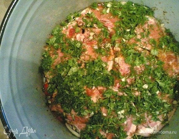 Мясо чередуем — большие куски, птицу, маленькие куски.