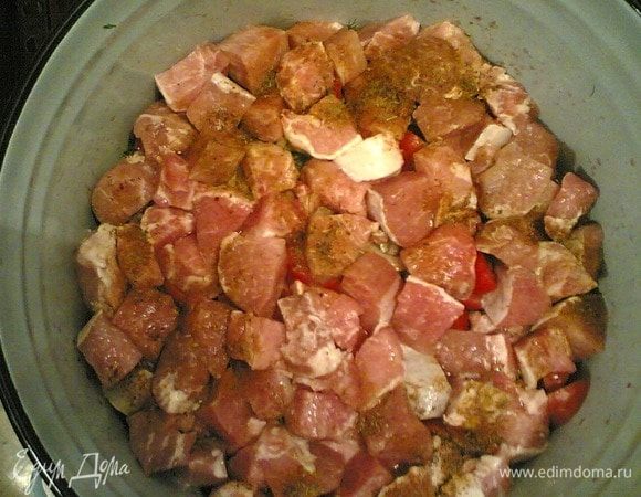 Чередуем и чуть придавливаем. Каждый слой лимонным соком выдавленным и вином сбрызгиваем.