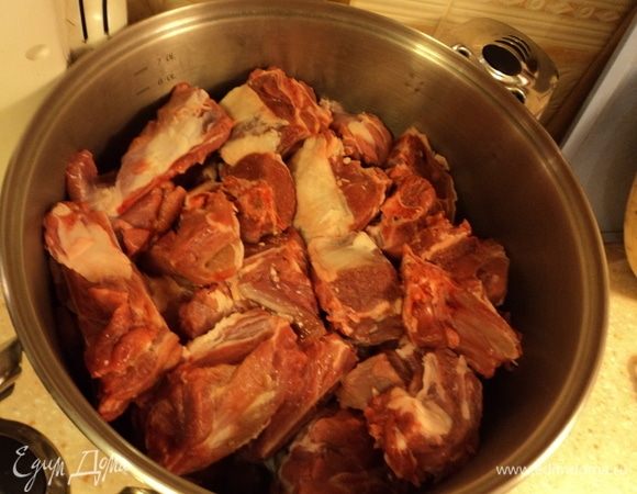 Мясо хорошо, если половинка с косточками-жирком, половинка — чисто мясные куски.