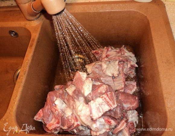 Мясо промыли хорошенько после того, как нарезали кусками с полкулака, примерно, пусть лежит, стекает.