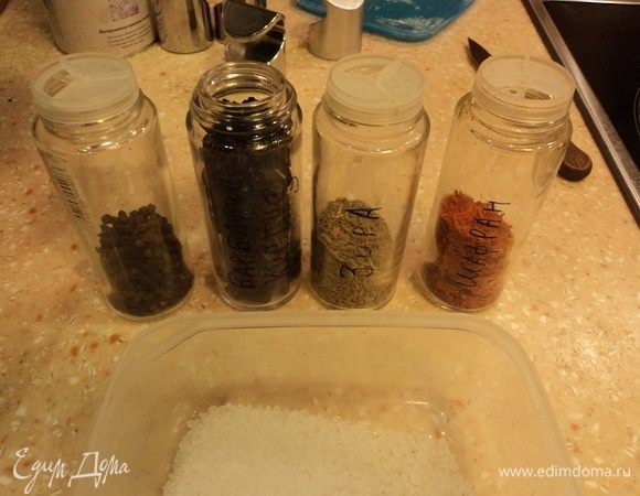 Приготовим соль крупную, и специи, которые высвечивают вкус именно баранины, убирая в ней, что не нужно, и добавляя от себя ароматы чудесные, ни с чем не сравнимые.