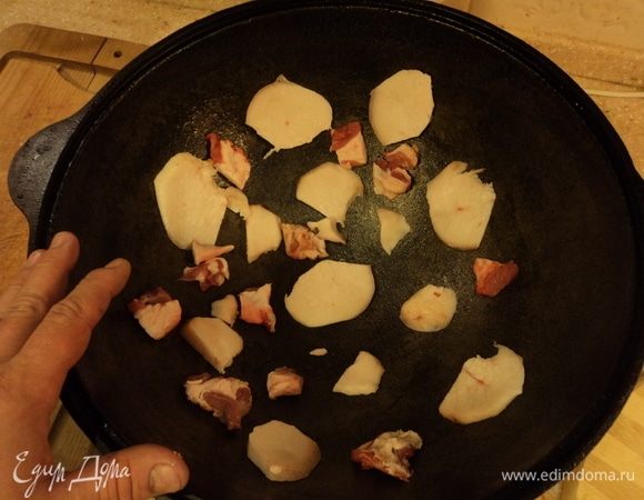 Пора «шубку» снизу подкладывать, которая лишний жирок на себя возьмет, а ароматы и вкус в мясе оставит.