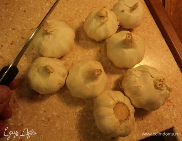 Чуть не забыл один из важнейших ингридиентов — чеснок! И много!