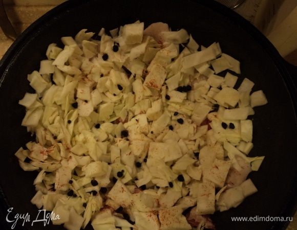 В казан уложили, специи по ней разбросали.