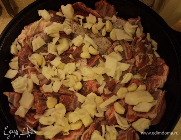 Первый слой мяса также легкой шубкой прикрыли.